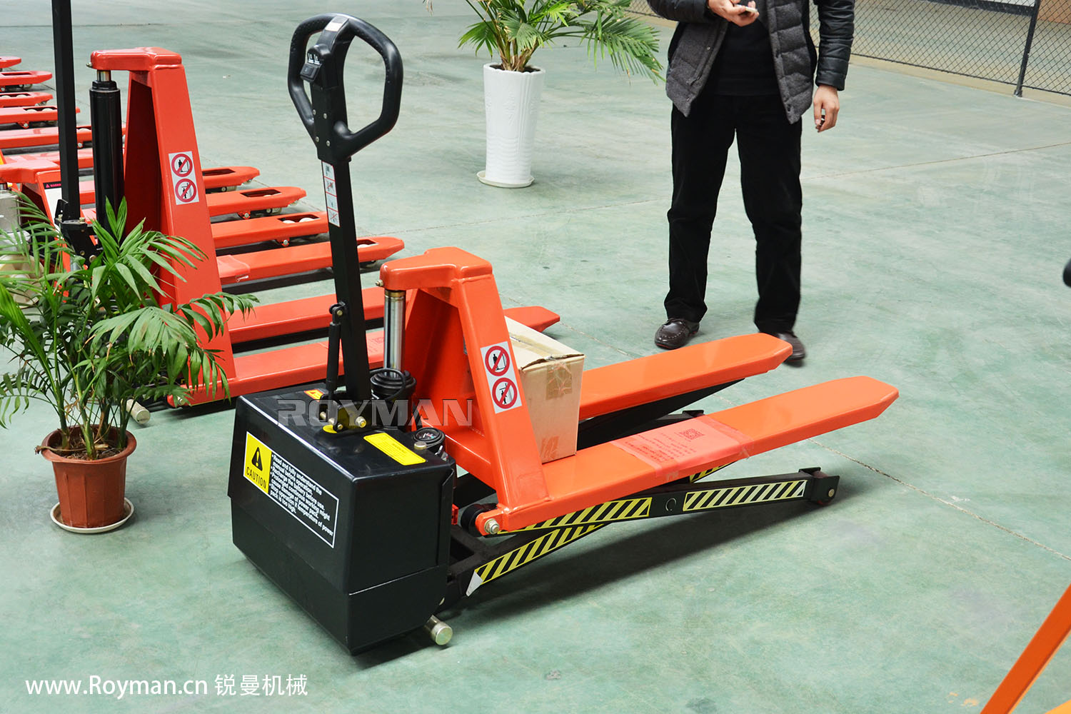 電動(dòng)高起升手動(dòng)液壓搬運(yùn)車(chē)